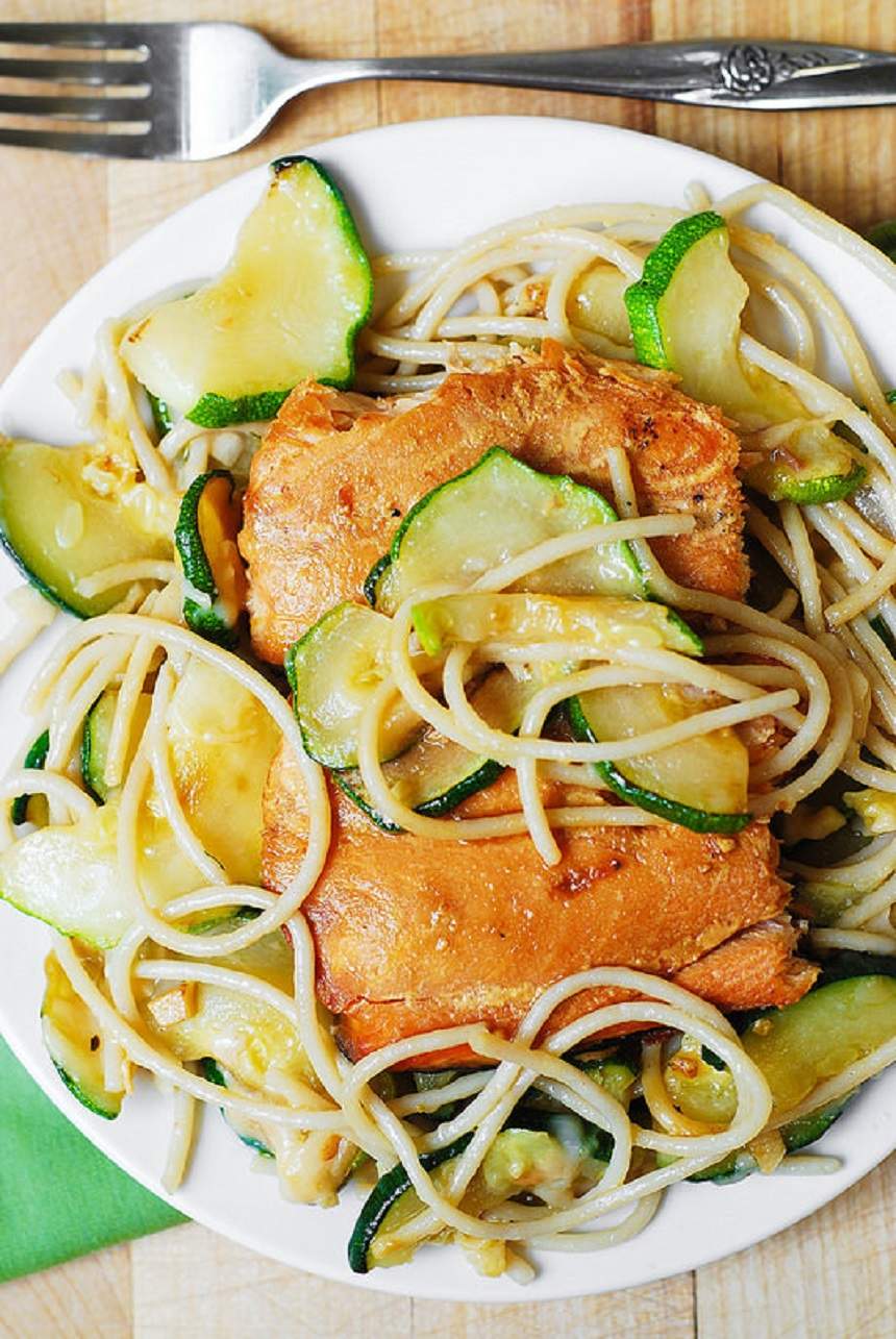 File de somon cu paste şi zucchini