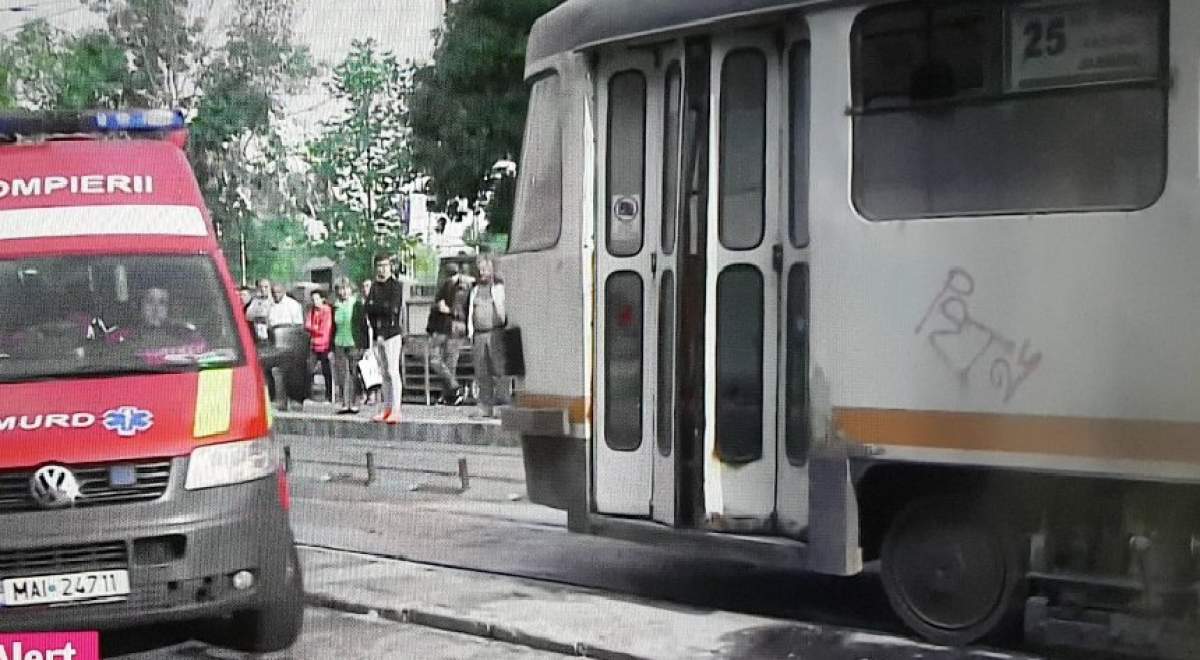 ULTIMĂ ORĂ! Un tramvai a luat foc în Bucureşti! Traficul este blocat