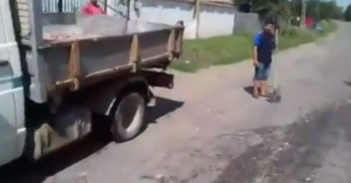 VIDEO / Greu de privit! Organe de pui, împrăştiate pe stradă şi pe maşini