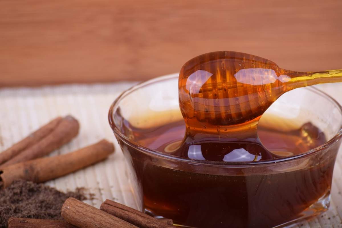 ÎNTREBAREA ZILEI: De ce este benefic să consumăm miere cu scorţişoară? Efectele te-ar putea uimi!