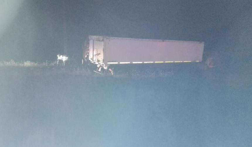 Un tren de pasageri s-a ciocnit cu un tir. Mai multe persoane sunt rănite