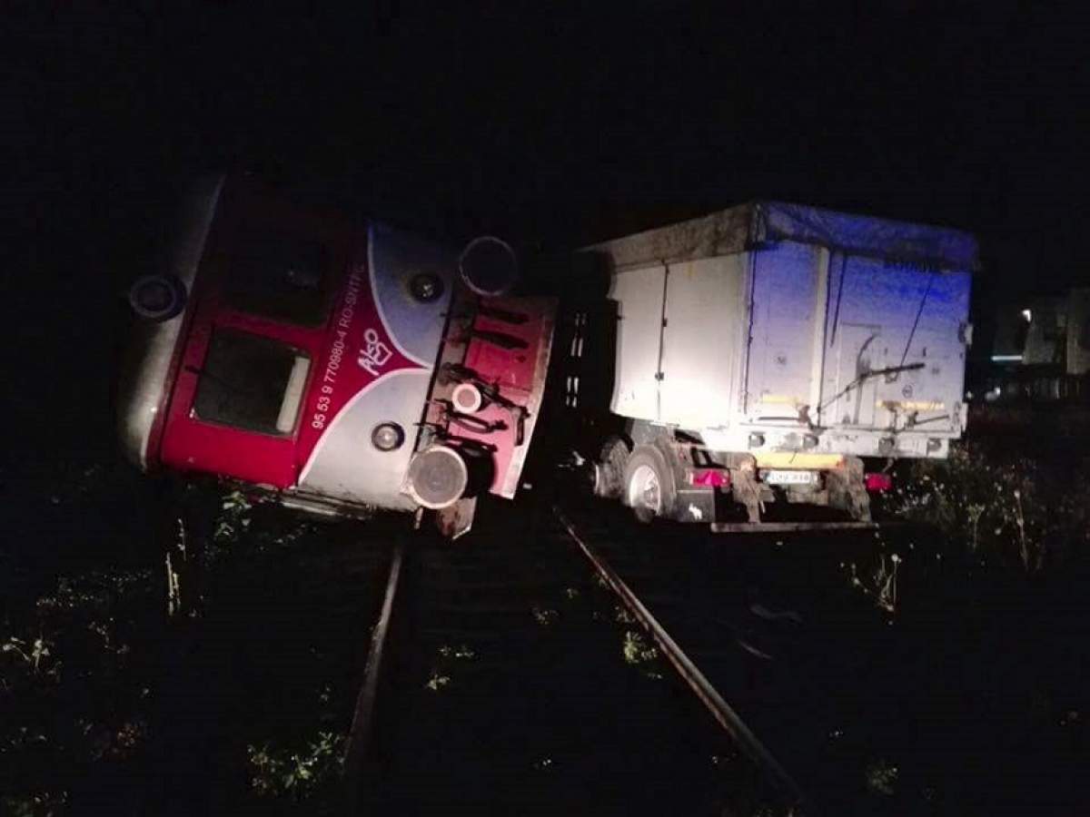 Un tren de pasageri s-a ciocnit cu un tir. Mai multe persoane sunt rănite