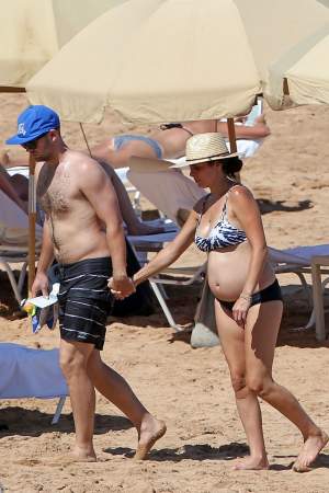 FOTO / Actriţa din serialul "Sopranele", cu burtica de gravidă la plajă. Paparazzii au pozat-o în cele mai mici detalii
