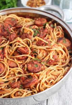 Spaghete cu vin roşu şi cârnaţi afumaţi