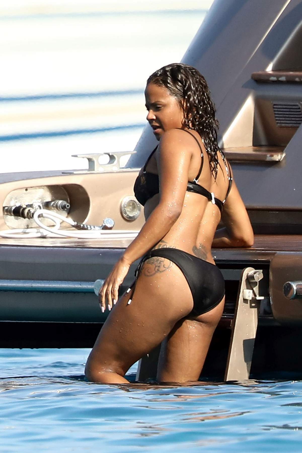 FOTO / Incendiar! Cu sânii la înaintare, Christina Milian şi-a înnebunit iubitul