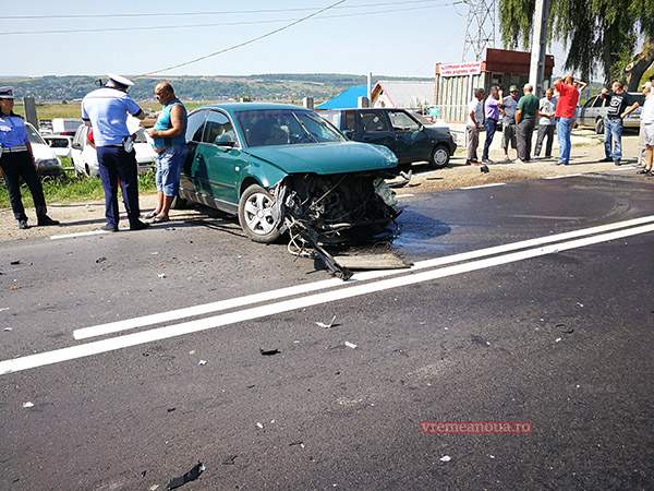 FOTO / Accident cumplit pe DN 15D! Familie cu copil de 5 anişori, spulberată pe şosele