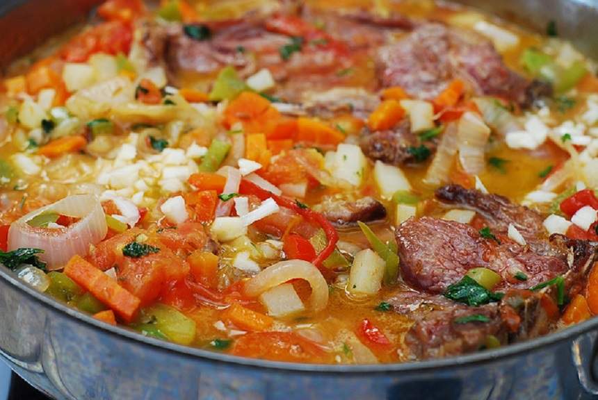 Un adevărat deliciu! Cotlet de miel cu legume la tigaie