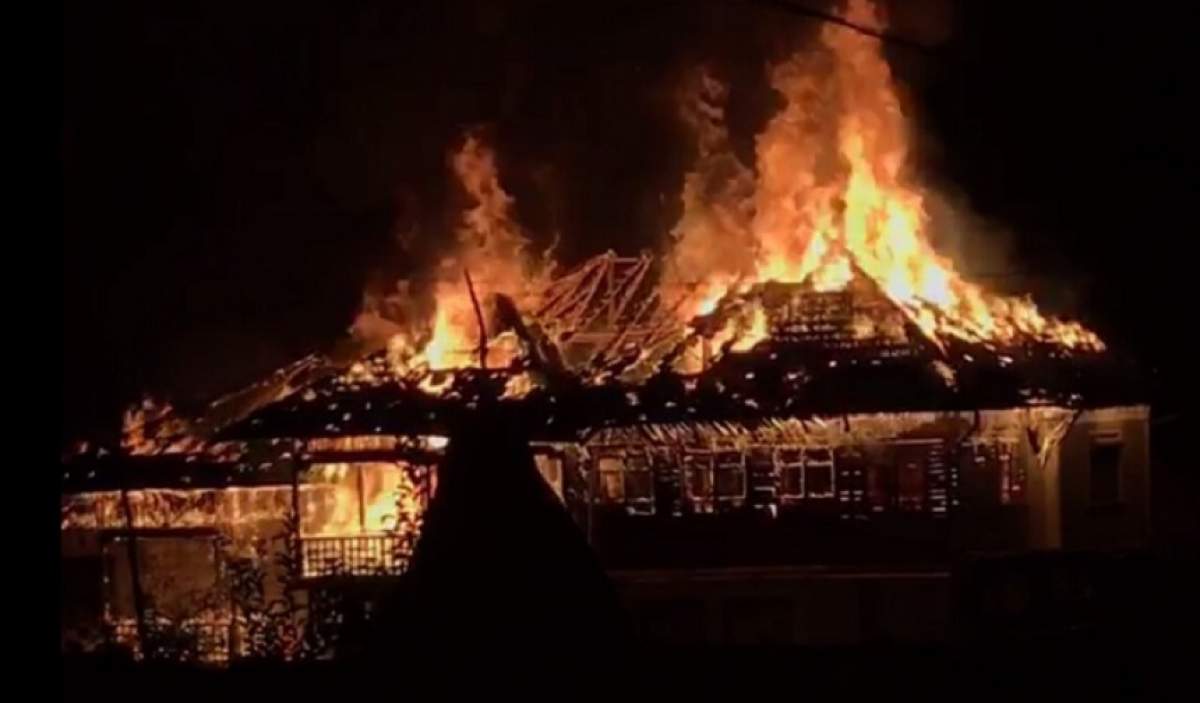 VIDEO / Incendiu de puternic la Novaci! O casă a fost făcută scrum. Pompierii au intervenit de urgență