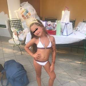 FOTO / Fetiţa Antoniei, petrecere la piscină de ziua ei! A împlinit 7 ani şi şi-a umplut braţul de tatuaje