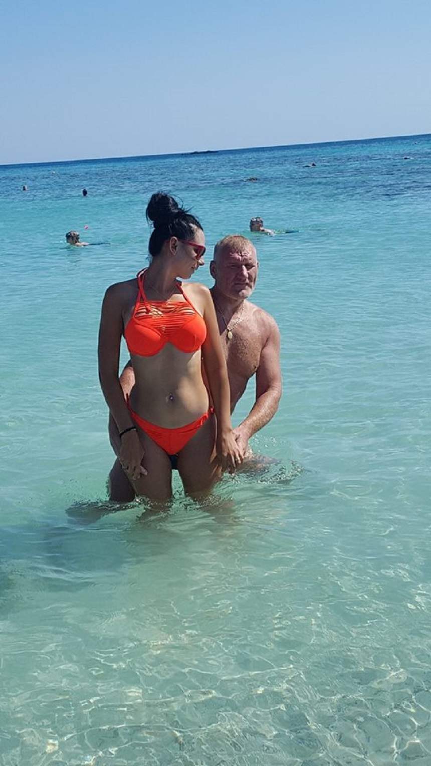 Soţia lui Tolea Ciumac a pozat sexy în costum de baie! A uitat să-şi ascundă celulita care e în floare pe picioare