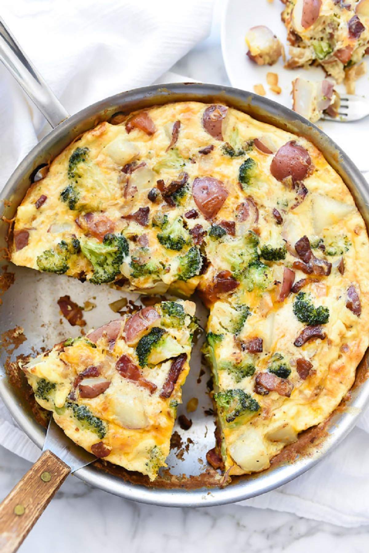 Un mic dejun inedit! Omletă cu broccoli şi bacon