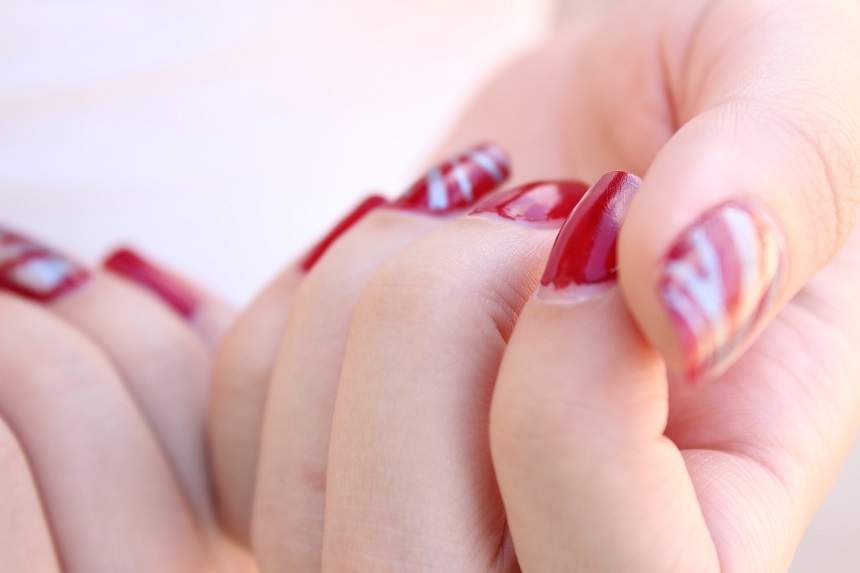ÎNTREBAREA ZILEI: De ce e bine să ţii oja în frigider înainte de a o utiliza? Rezultatul este incredibil