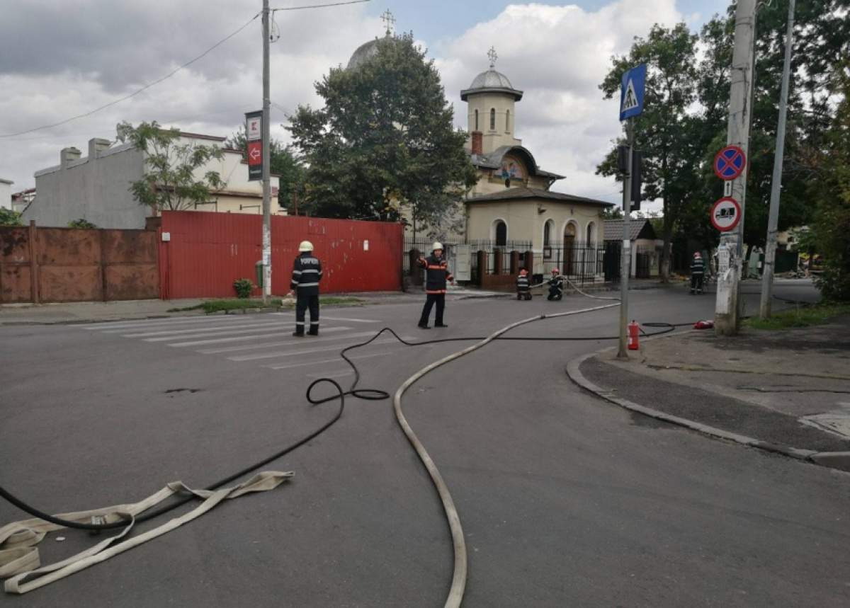 Incendiu în Bucureşti. Oamenii au fost evacuaţi din zonă