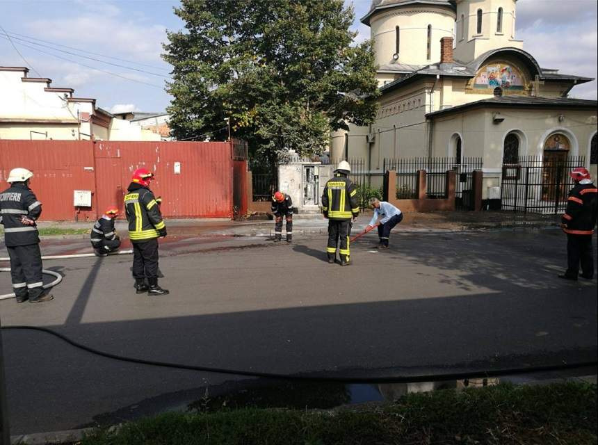 Incendiu în Bucureşti. Oamenii au fost evacuaţi din zonă