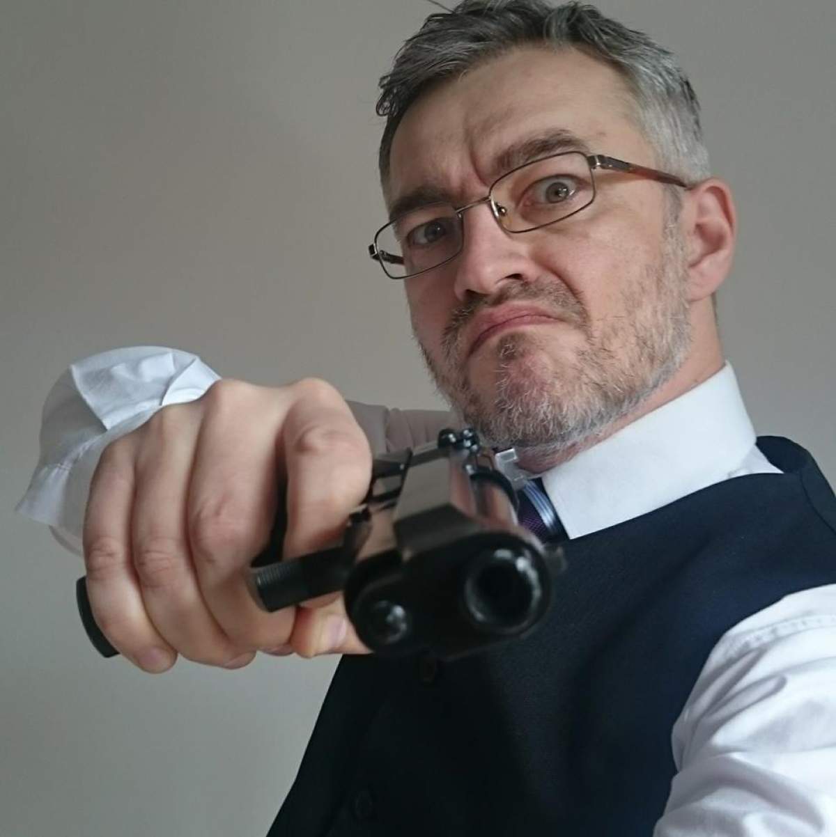 Actor celebru, prins cu muniţie de AK-47! L-au lăsat fără “jucărie”