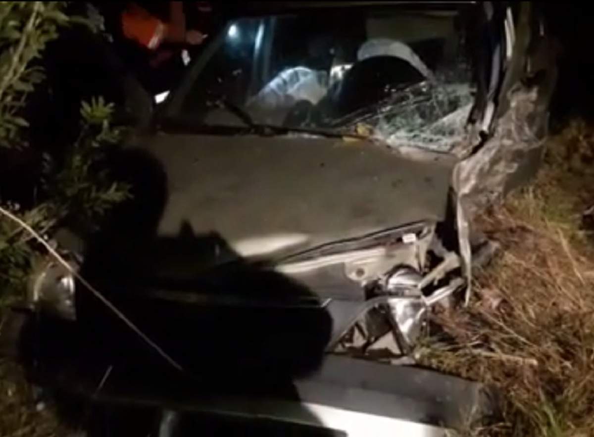 VIDEO / Accident grav în Constanţa! Doi oameni au murit după ce s-au izbit cu maşina de un copac