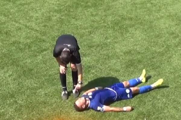 FOTO & VIDEO / Fotbalist român la un pas de moarte pe teren! Imagini şocante