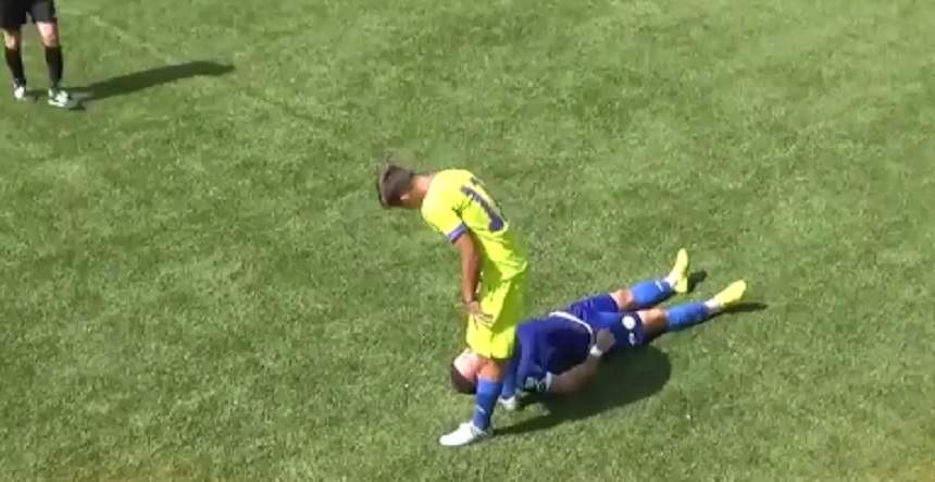 FOTO & VIDEO / Fotbalist român la un pas de moarte pe teren! Imagini şocante