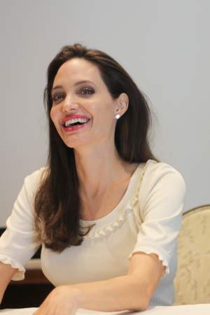 FOTO / Este anorexică, dar cu zâmbetul pe buze! Angelina Jolie trece prin momente dificile