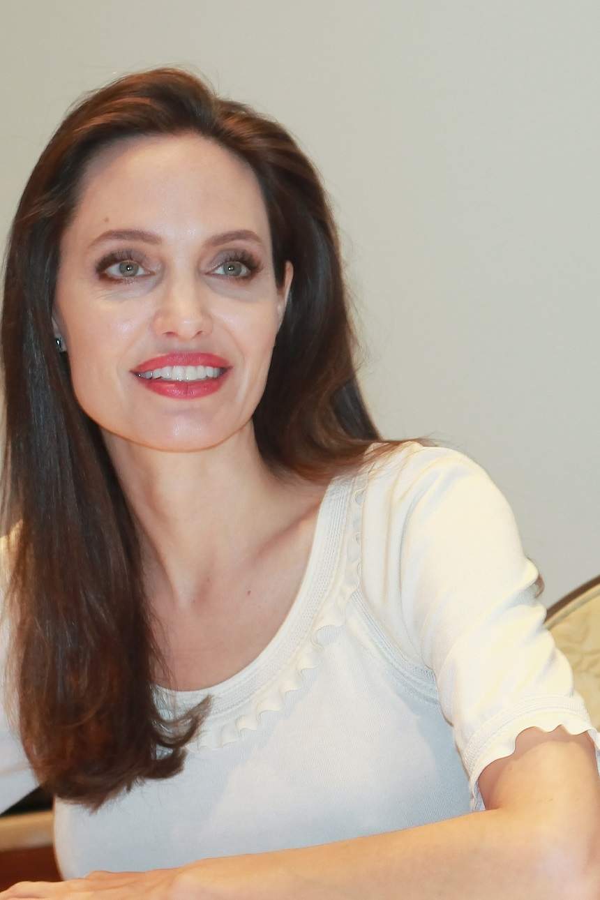 FOTO / Este anorexică, dar cu zâmbetul pe buze! Angelina Jolie trece prin momente dificile