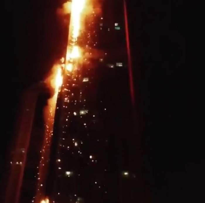 VIDEO / Un zgârie-nori, mistuit de un incendiu violent! Clipe de teroare: "Salvează-te! Flăcările se răspândesc repede în clădire"