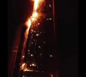 VIDEO / Un zgârie-nori, mistuit de un incendiu violent! Clipe de teroare: "Salvează-te! Flăcările se răspândesc repede în clădire"
