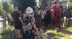 VIDEO / Scene copleşitoare la înmormântarea fiice lui Marius Ţeicu. Sicriul Patriciei Ţeicu, la cimitir