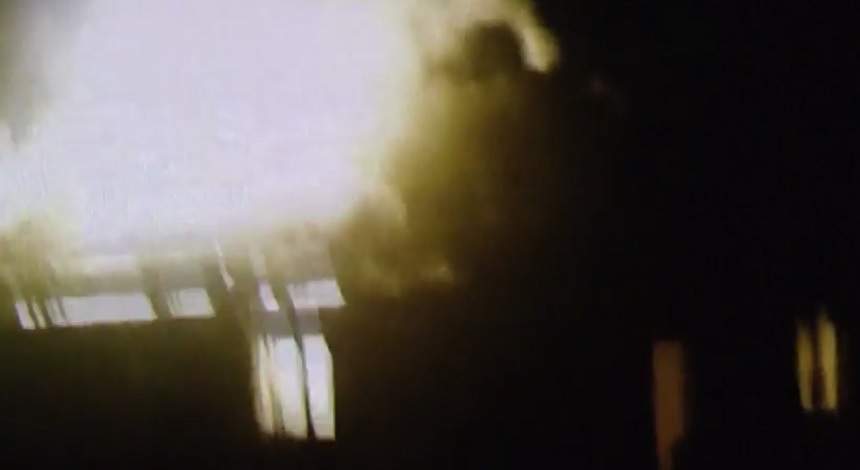 VIDEO / Incendiu violent la o şcoală din Neamţ. Localnicii au înmărmurit când au văzut văpaia