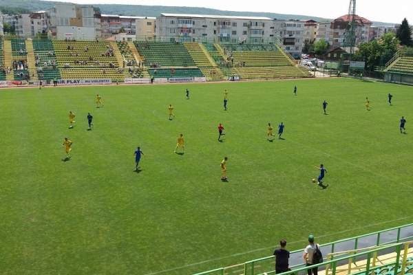 CUTREMURĂTOR. Un celebru fotbalist român s-a prăbușit pe teren în timpul meciului
