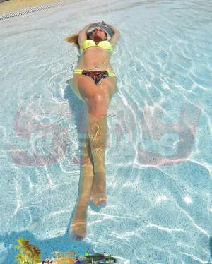FOTO EXCLUSIV / Oana Turcu mai sexy ca niciodată! Prezentatoarea de la Antena Stars, în costum de baie