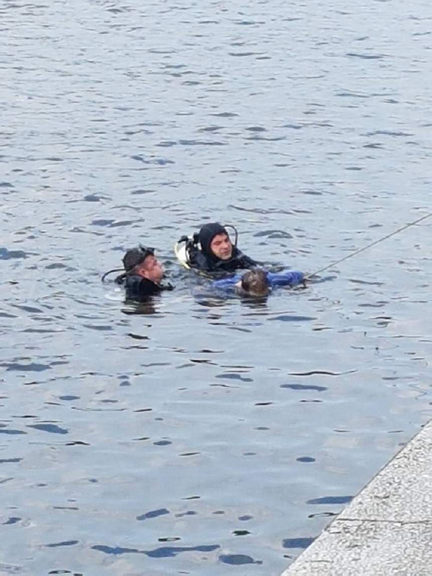 VIDEO / Un bărbat a fost găsit fără suflare în râul Dâmbovița din București! Imaginile sunt șocante