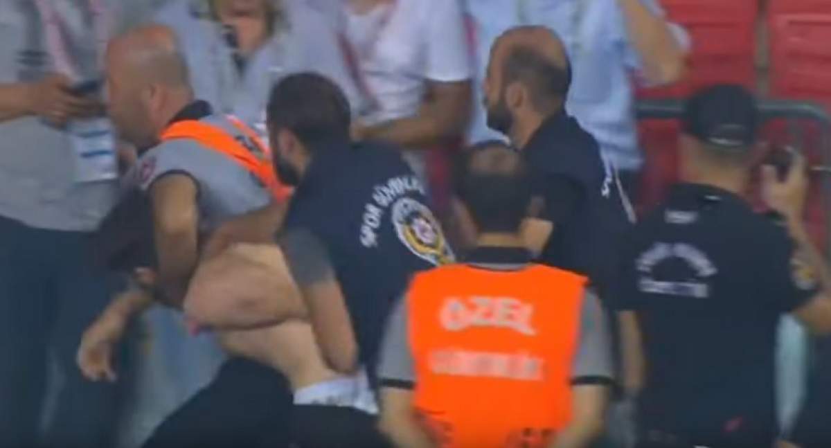 VIDEO / Scene înfiorătoare în Turcia! Un fotbalist celebru a fost atacat cu un cuţit în Supercupă! Un fost jucător de la FCSB a fost de faţă!