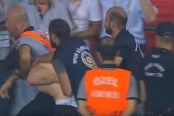 VIDEO / Scene înfiorătoare în Turcia! Un fotbalist celebru a fost atacat cu un cuţit în Supercupă! Un fost jucător de la FCSB a fost de faţă!