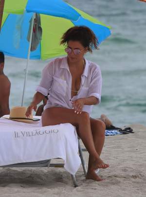 FOTO / Eva Longoria, apariţie neaşteptată la plajă! După ce paparazzii au surprins-o cu celulita la vedere, s-a învăţat minte