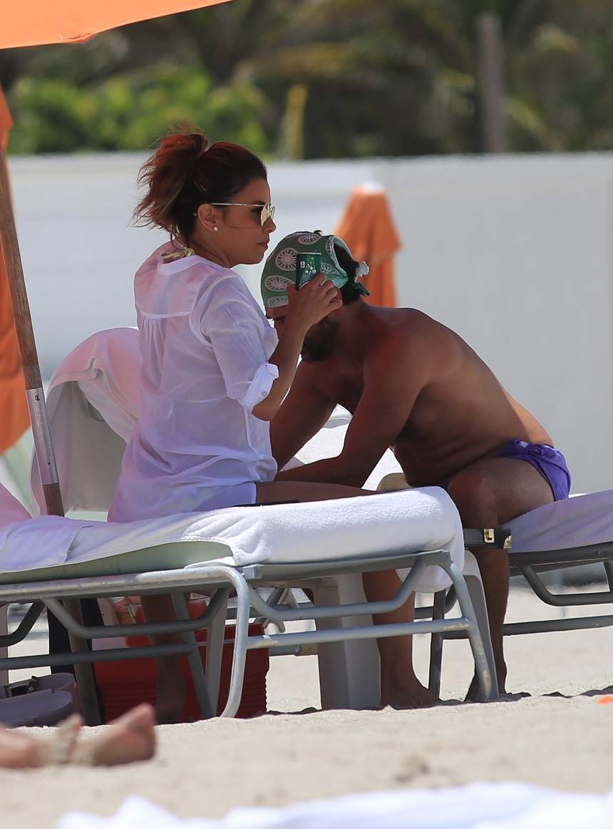 FOTO / Eva Longoria, apariţie neaşteptată la plajă! După ce paparazzii au surprins-o cu celulita la vedere, s-a învăţat minte