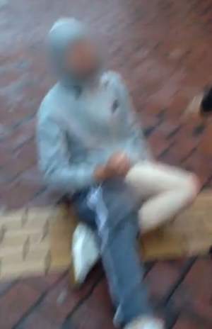 VIDEO / Drogurile i-au luat mințile! Un tânăr are reacții halucinante în mijlocul străzii