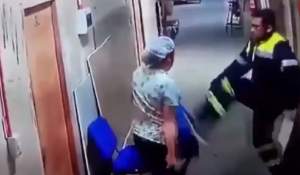 VIDEO / Imagini șocante! Un paramedic nervos a lovit o asistentă însărcinată cu piciorul în burtă