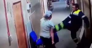 VIDEO / Imagini șocante! Un paramedic nervos a lovit o asistentă însărcinată cu piciorul în burtă