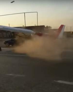VIDEO / Incident neobișnuit! Un avion a intrat într-o mașină oprită la trecerea de pietoni