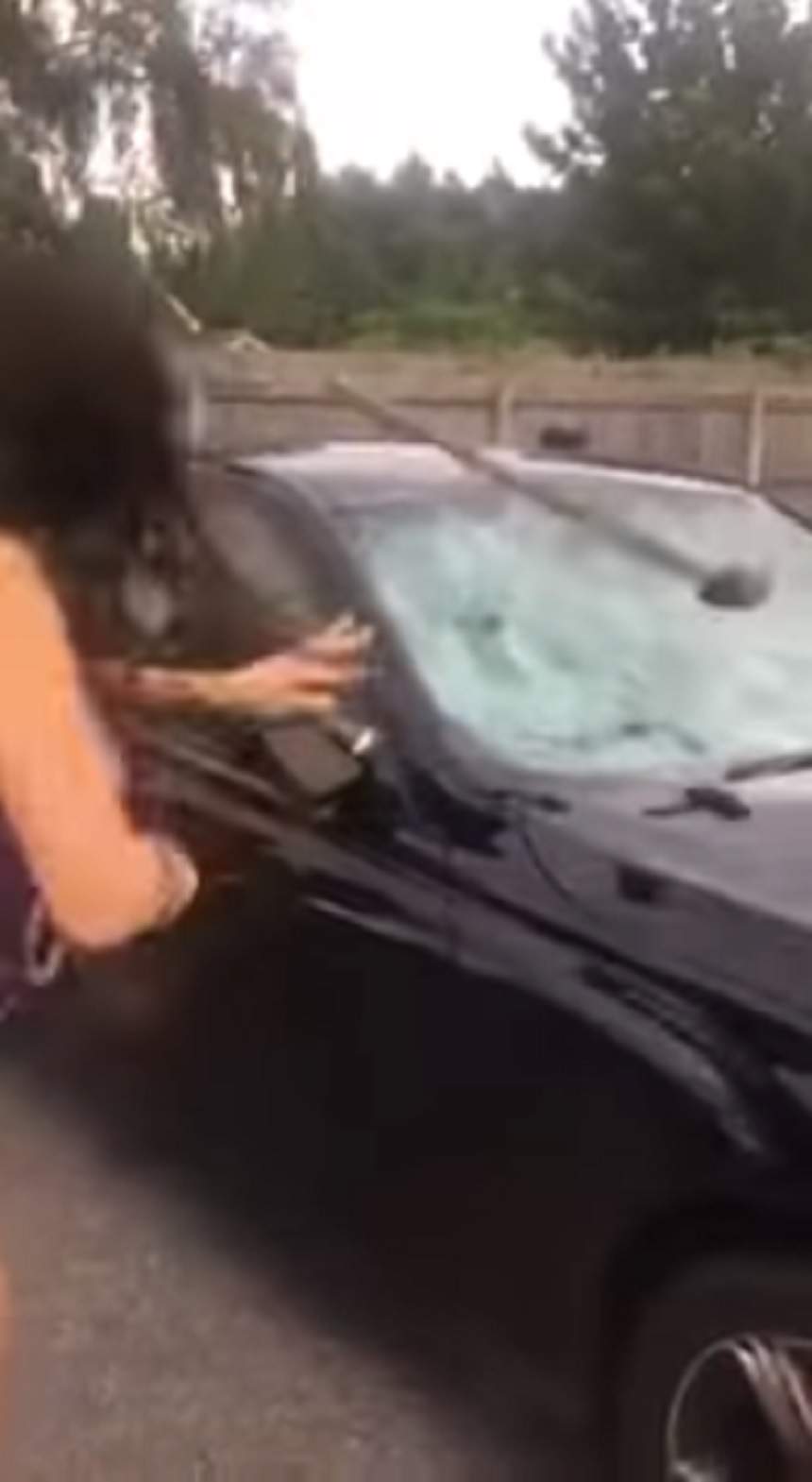 VIDEO / Şi-a prins soţul că o înşală şi i-a zdrobit "bijuteria" cu ciocanul: "Sper că a meritat efortul"