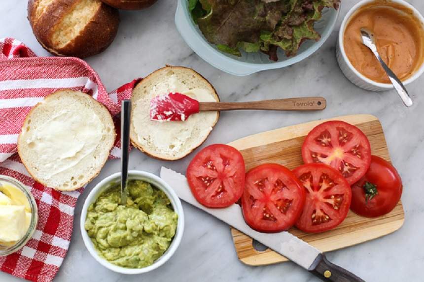 Burger de pui cu guacamole şi sos barbecue