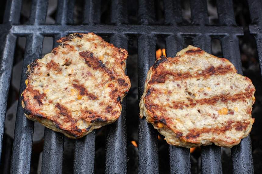 Burger de pui cu guacamole şi sos barbecue