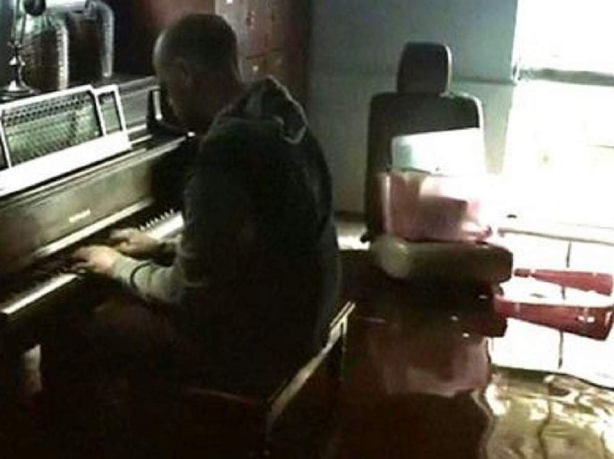 VIDEO / Imagini emoţionante. Un clip cu un bărbat care cântă la pian, în casa distrusă de uraganul Harvey.a devenit viral