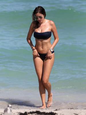FOTO /  Fosta iubită a lui Adrian Mutu a făcut senzaţie la plajă! Ce sâni, ce posterior, ce picioare!