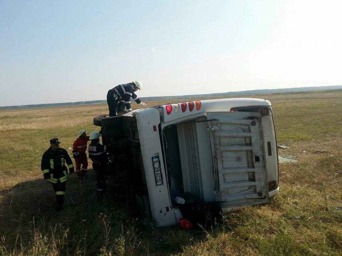 VIDEO / Şoferul a pierdut controlul, iar autobuzul s-a rostogolit de mai multe ori! Medicii şi pompierii au intervenit de urgenţă: şase răniţi