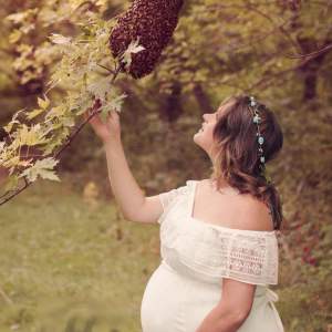 VIDEO / Imaginile cu o femeie însărcinată acoperită de peste 20.000 de albine a devenit virală! Povestea ei a strânit controverse