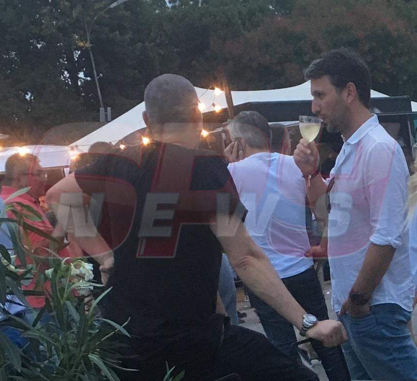 Ce-i mai place şpriţul! O vedetă TV, cu paharul la gură în văzul lumii / FOTO EXCLUSIV