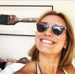 Andreea Esca, selfie cu ochelarii de soare ai fiicei sale! Toţi s-au uitat la cine era în pat