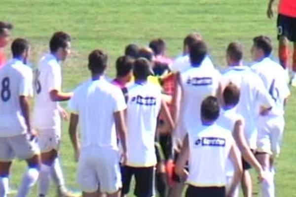 Clipe de groază pe un stadion din România! Jucătorii s-au luat la bătaie pe teren!