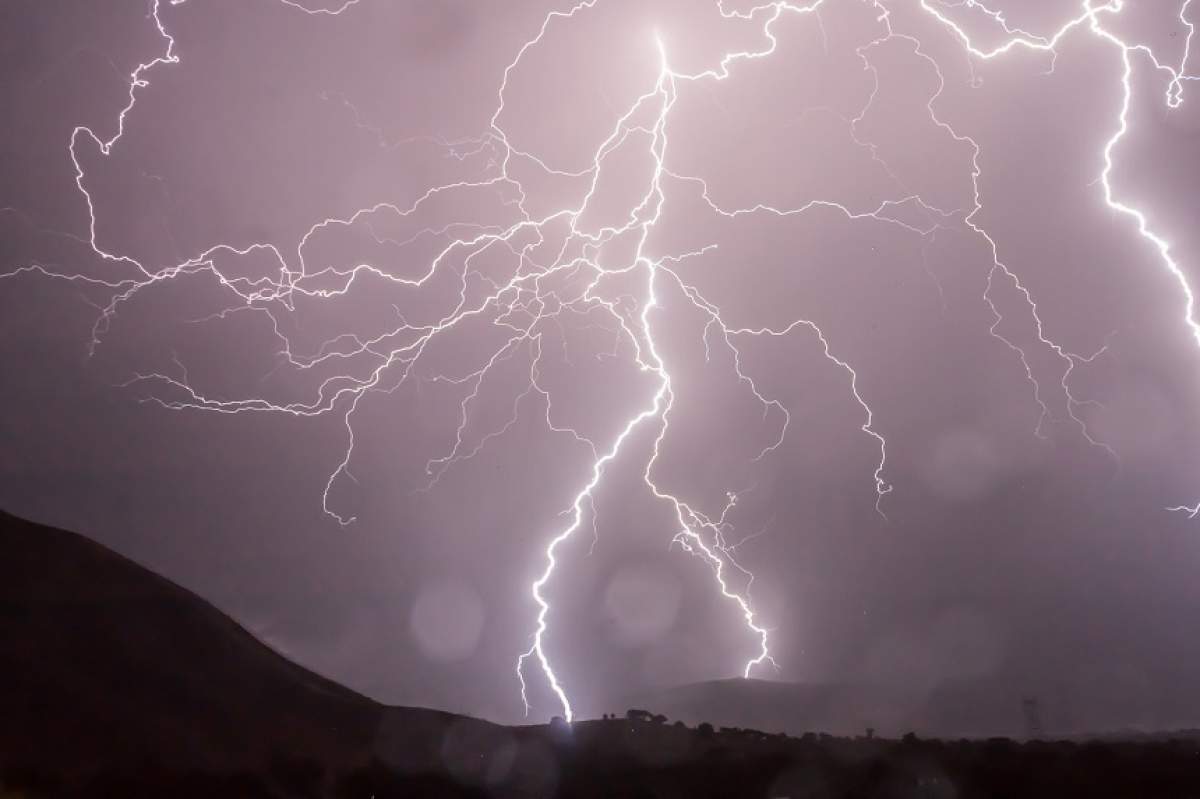 Avertizare meteo: COD GALBEN de furtună însoţită de grindină şi descărcări electrice în câteva judeţe din ţară